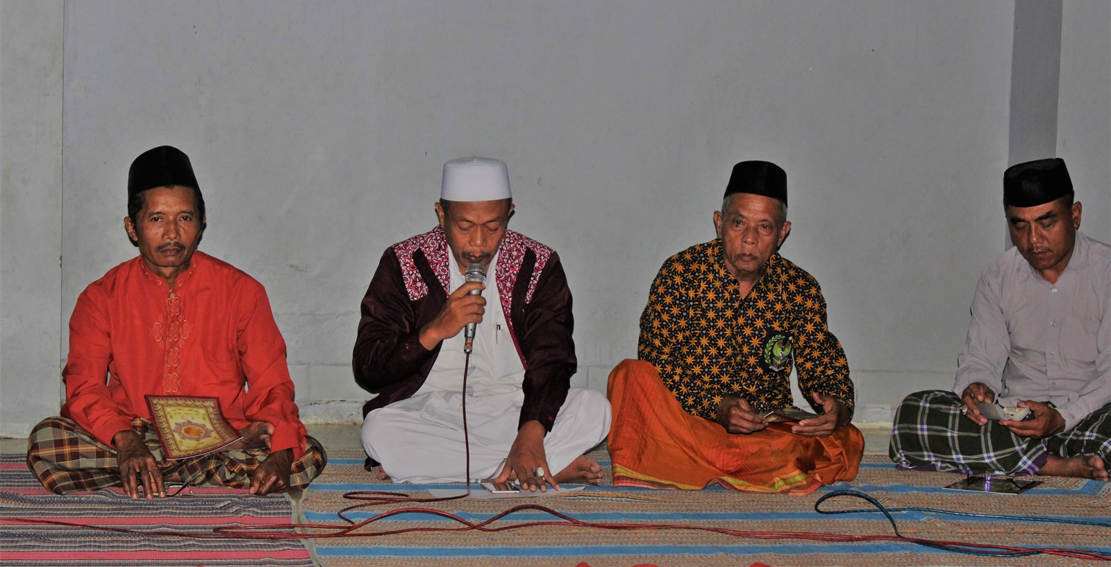 Bpk.Caryono Kepala Desa Kebandaran Kec.Bodeh Kab.Pemalang menyampaikan sambutan dan membuka acara wungon & khatam Qur'an